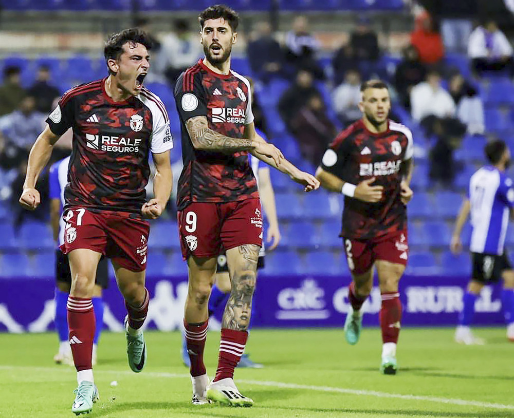 López Pinto celebra con rabia el 1-2 en presencia de Fer Niño, autor del primer gol del partido.