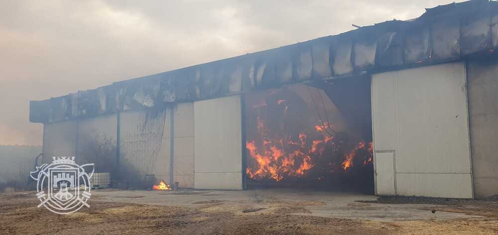Un incendio arrasa una nave agrícola de Villaverde Mogina