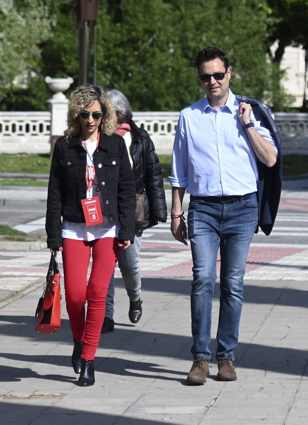 De la Rosa, junto a Blanca Carpintero, edil y esposa del candidato socialista a la Alcaldía.  / RICARDO ORDÓÑEZ (ICAL)