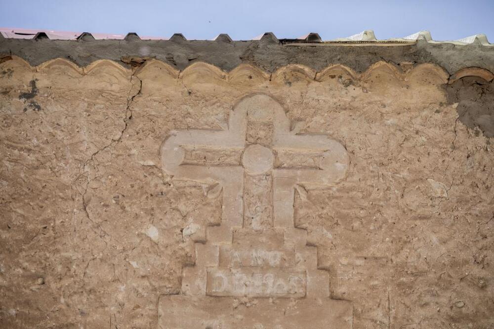 Detalle de una de las cruces que hay en el pueblo.