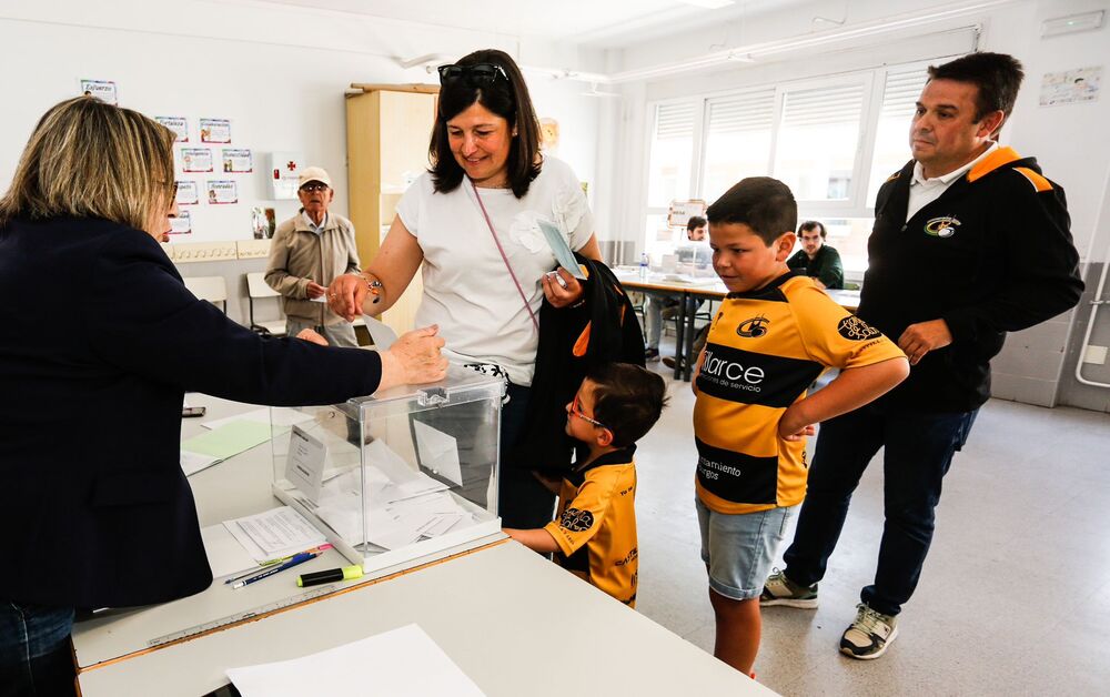 Familia a votar antes del trascendental partido del Recoletas Burgos Universidad de Burgos.  / CHRISTIAN CASTRILLO