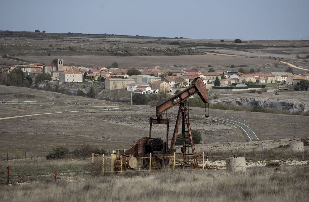 Uno de los caballitos que quedan en el campo de petróleo de La Lora.