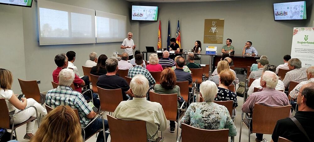 Un momento de la visita de los agricultores a las instalaciones de ASAJA en la Comunidad Valenciana (Finca Sinyent) en las que se van a llevar a cabo los ensayos de campo.