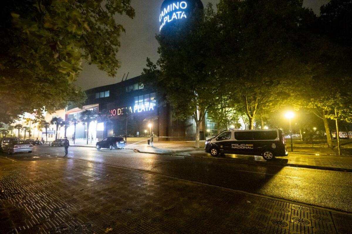 El hallazgo de una olla sospechosa de contener un explosivo en Burgos obligó este jueves a desalojar el centro comercial Camino de la Plata.  / ALBERTO RODRIGO
