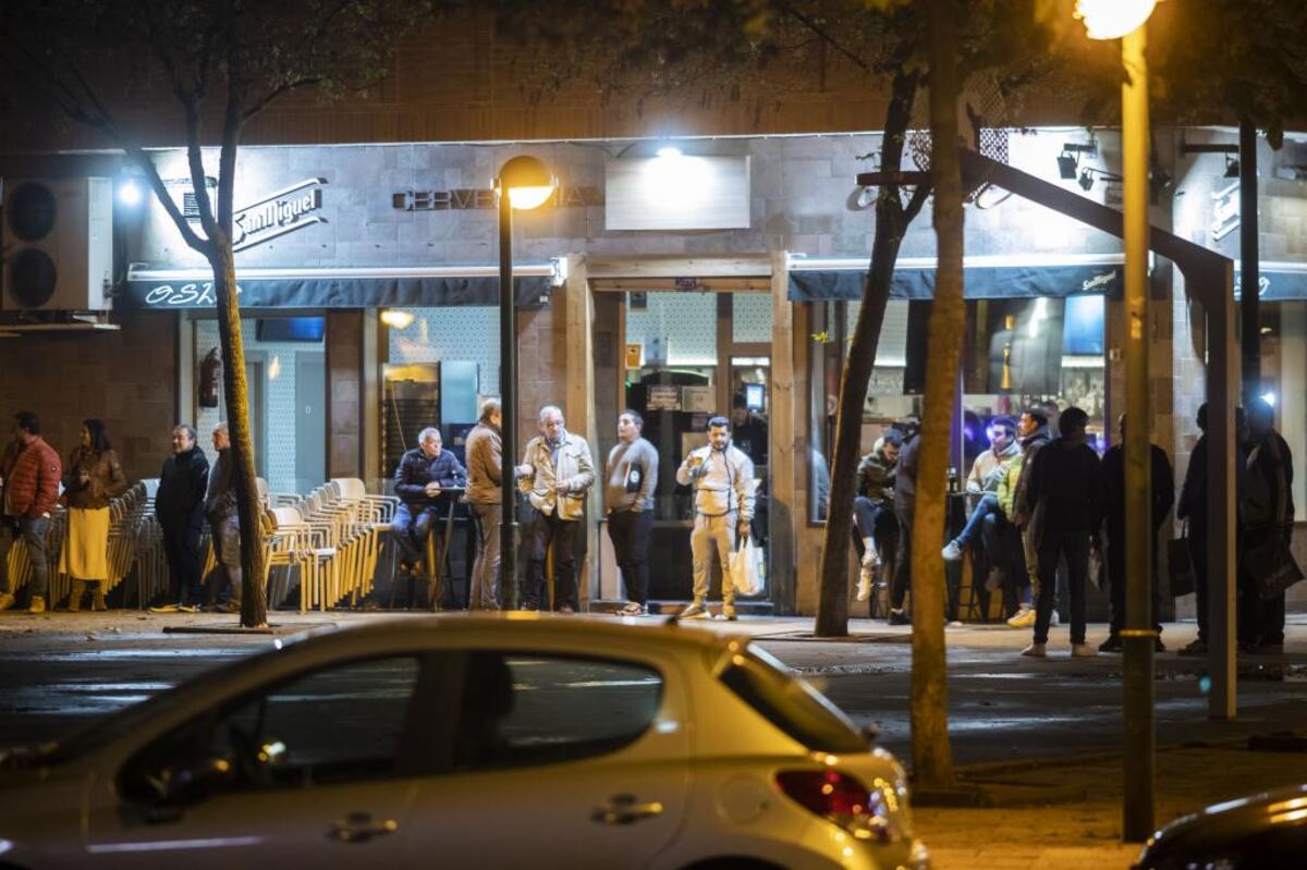 El hallazgo de una olla sospechosa de contener un explosivo en Burgos obligó este jueves a desalojar el centro comercial Camino de la Plata.  / ALBERTO RODRIGO