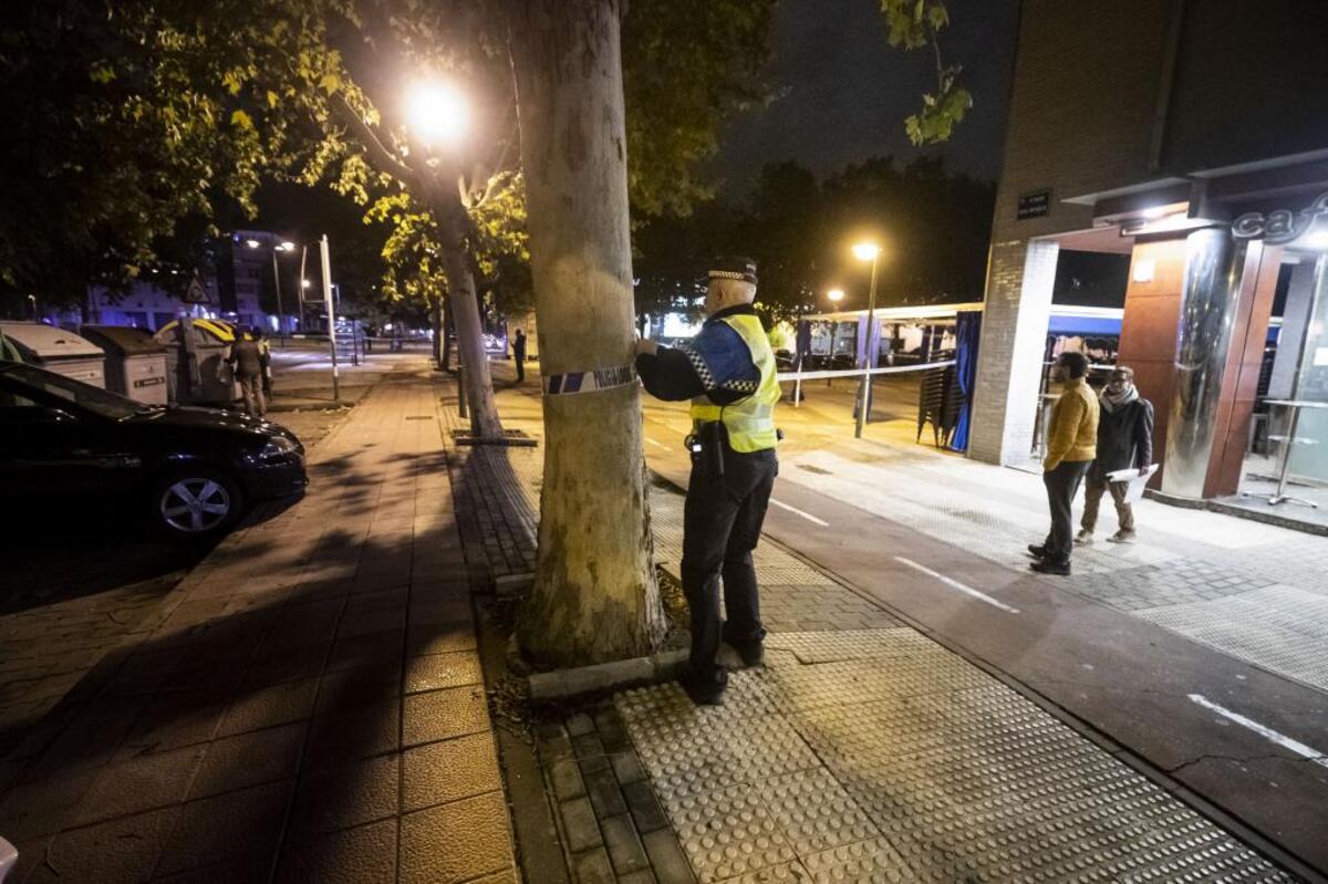 El hallazgo de una olla sospechosa de contener un explosivo en Burgos obligó este jueves a desalojar el centro comercial Camino de la Plata.  / ALBERTO RODRIGO