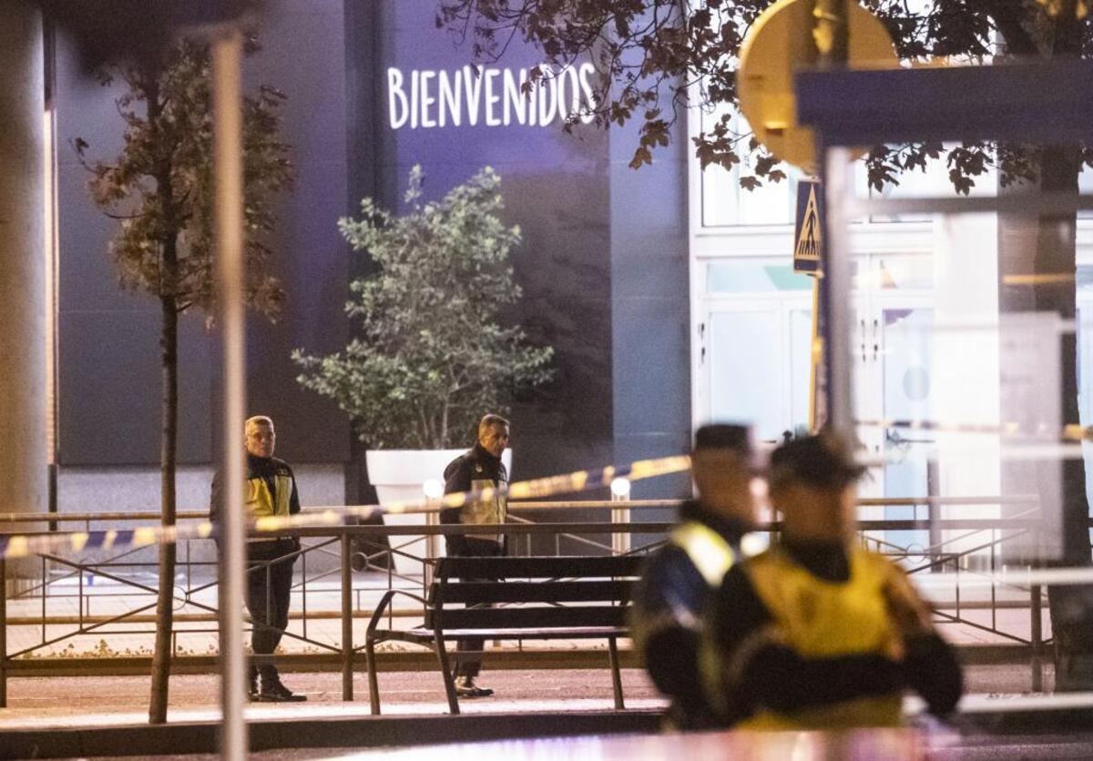 El hallazgo de una olla sospechosa de contener un explosivo en Burgos obligó este jueves a desalojar el centro comercial Camino de la Plata.  / ALBERTO RODRIGO