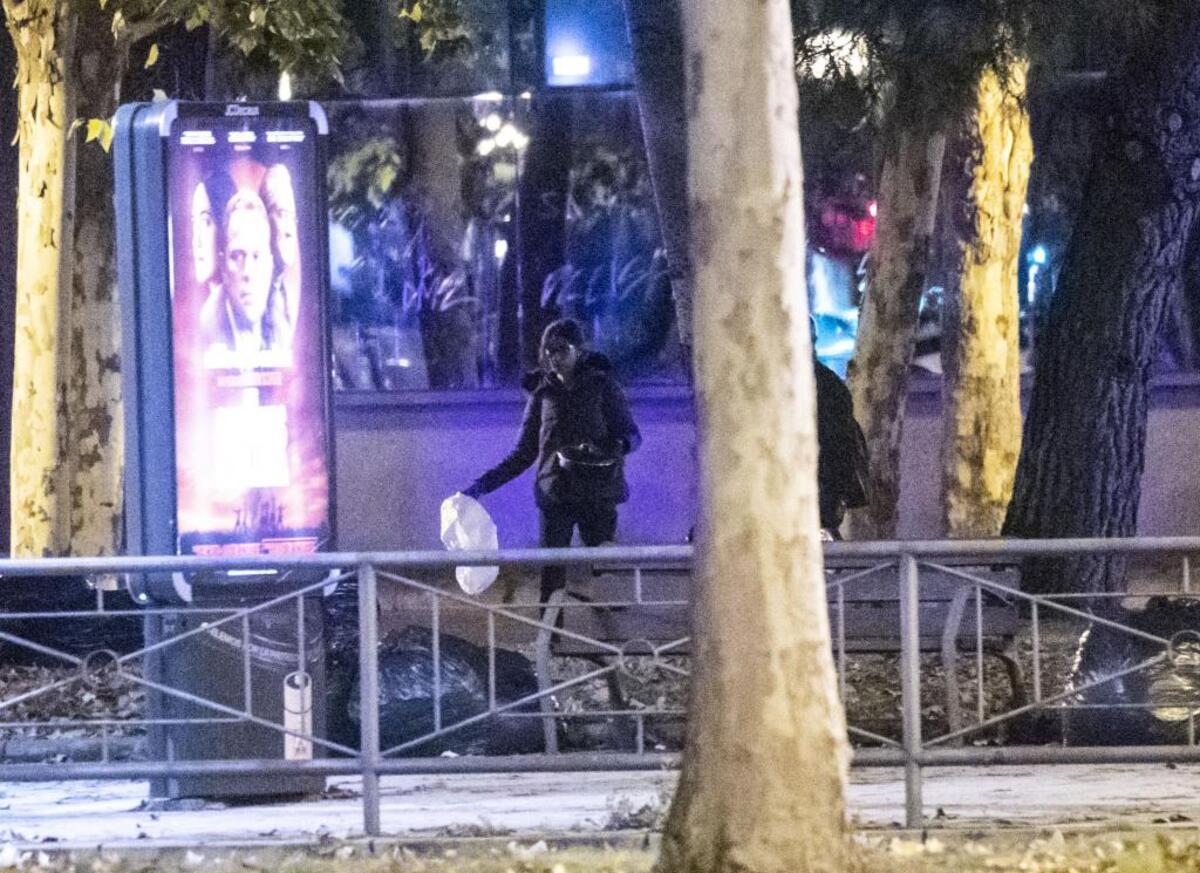 El hallazgo de una olla sospechosa de contener un explosivo en Burgos obligó este jueves a desalojar el centro comercial Camino de la Plata.  / ALBERTO RODRIGO