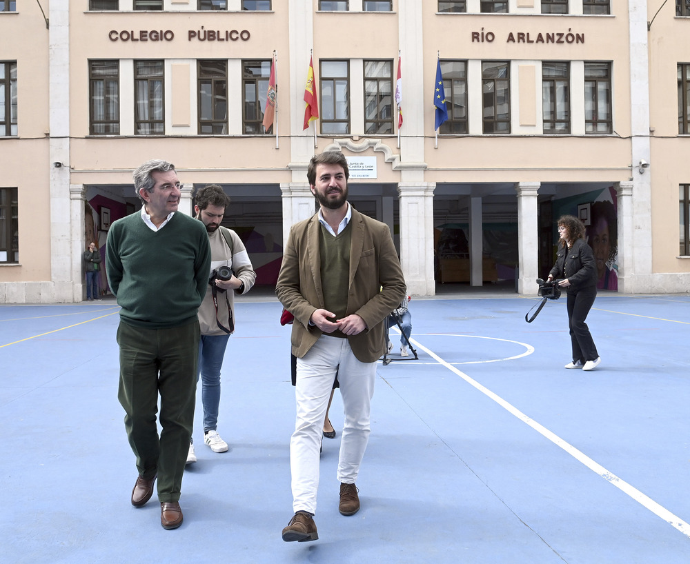 García-Gallardo, en el Río Arlanzón al salir de votar.  / RICARDO ORDÓÑEZ (ICAL)