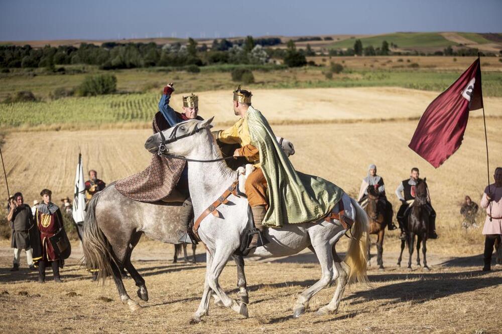 200 personas participaron en la representación de la histórica y fratricida Batalla de Atapuerca en la que Castilla venció sobre Navarra en el año 1054. 
