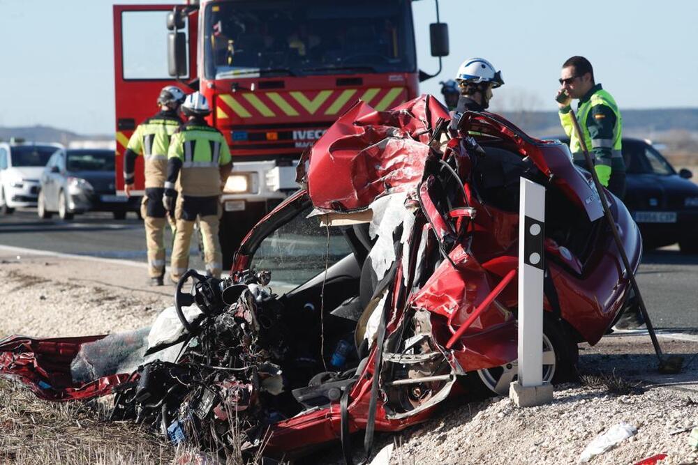 Estado en el que ha quedado el vehículo del fallecido tras el brutal impacto contra un camión en la N-120.