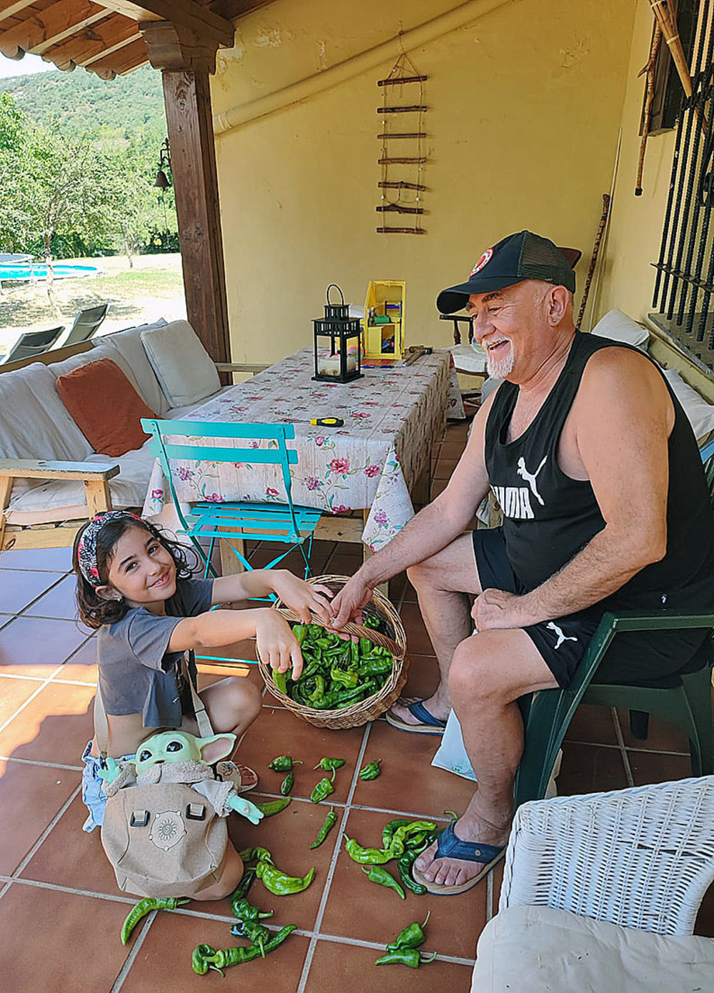 Pedro Miguel González con su nieta Zeiane en el porche de la casa.