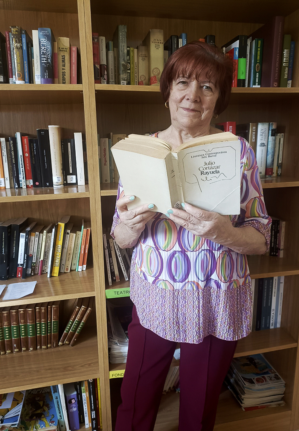 Merino posa en la biblioteca, uno de sus lugares favoritos en el centro. 