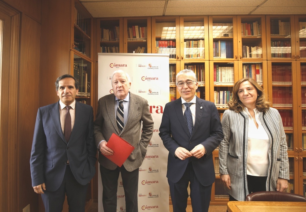 Augusto Cobos (i.), junto a Antonio Méndez Pozo (a su izquierda), el delegado de la Junta y la directora del ICE en Burgos este miércoles. 