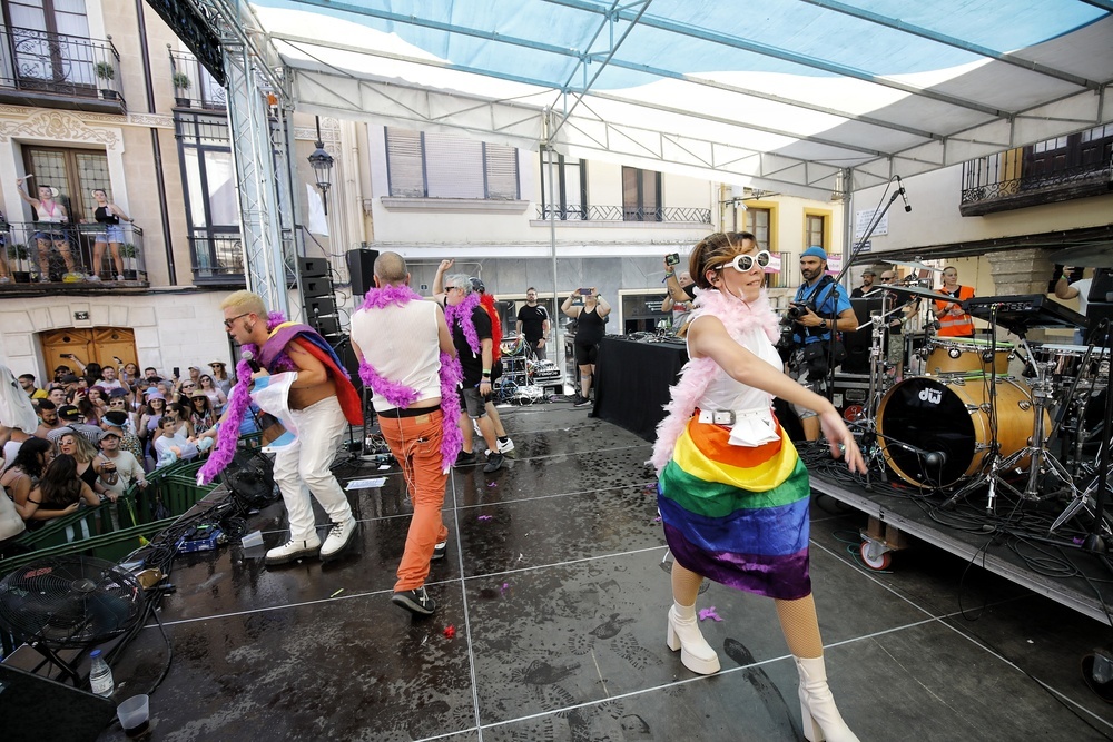 Tania Lozano y Víctor F. Clares se han vestido con la bandera arcoiris para cantar 'Kitt y los coches del pasado'.