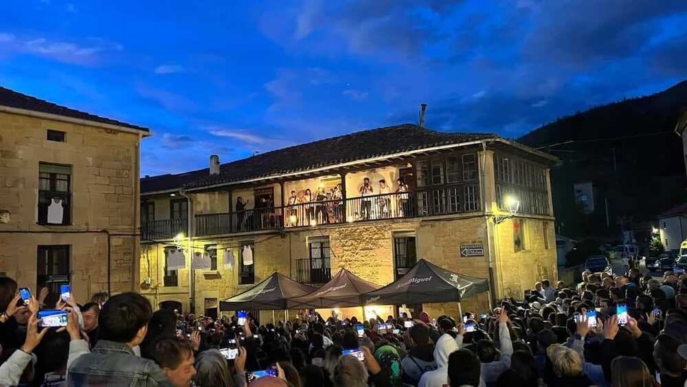 Vista desde abajo del concierto de La M.O.D.A. en un balcón de Sedano. Perfecta imagen; más rural, ni aposta. 