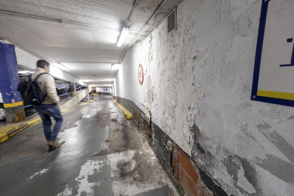 En el aparcamiento de plaza Vega, las paredes están descascarilladas e incluso con algún agujero.