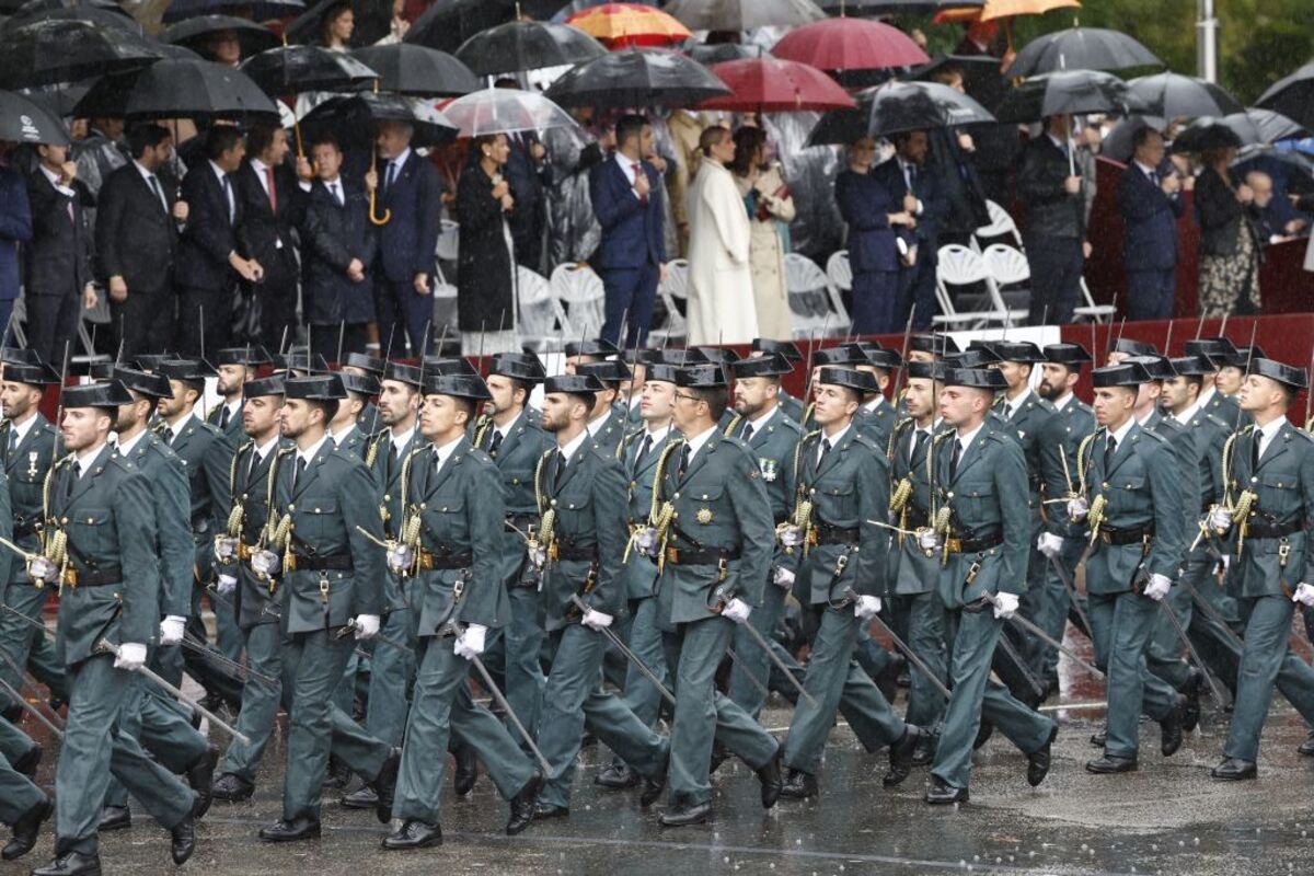 Madrid acoge el desfile de la Fiesta Nacional con la vista puesta en el cielo  / CHEMA MOYA