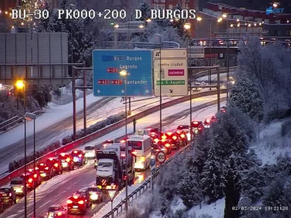 La nevada genera importantes atascos en la entrada a Burgos