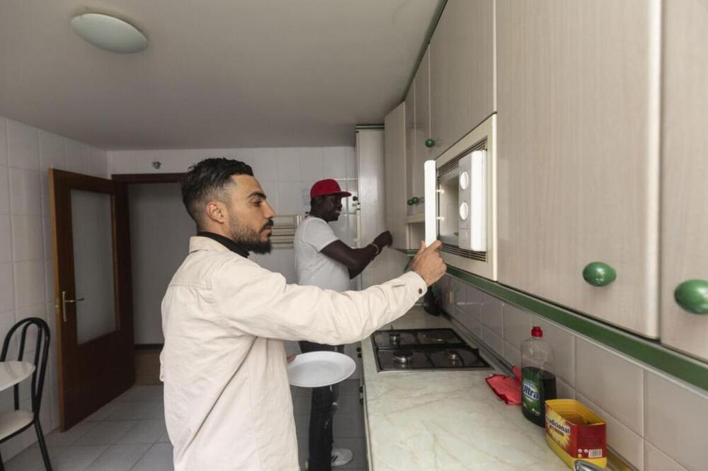 Mohammed y Musa preparan un café en la cocina de la casa que comparten. 