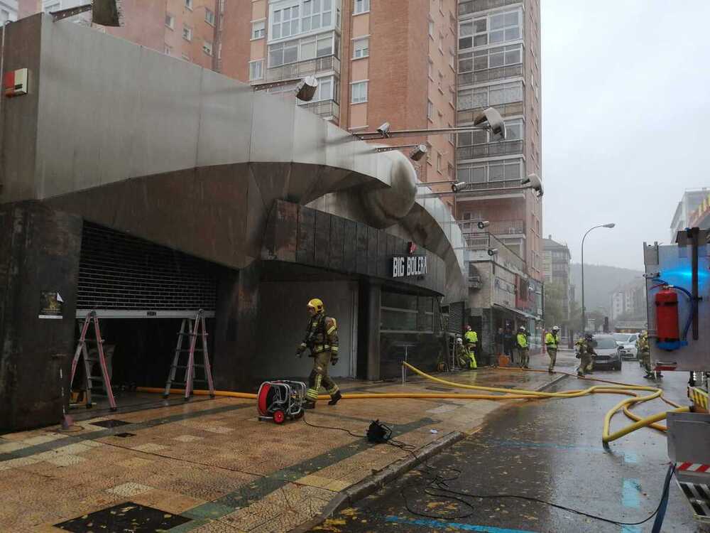 Expectación por un incendio en la bolera de la calle Soria