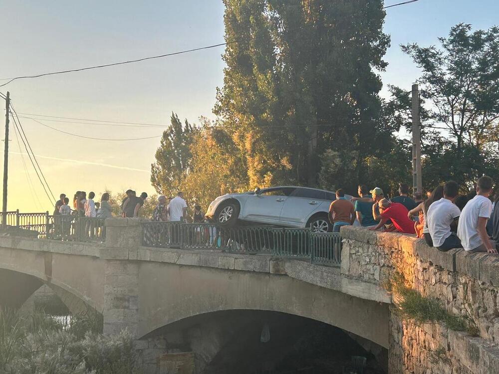 Se queda colgado con el coche en el puente de Pampliega