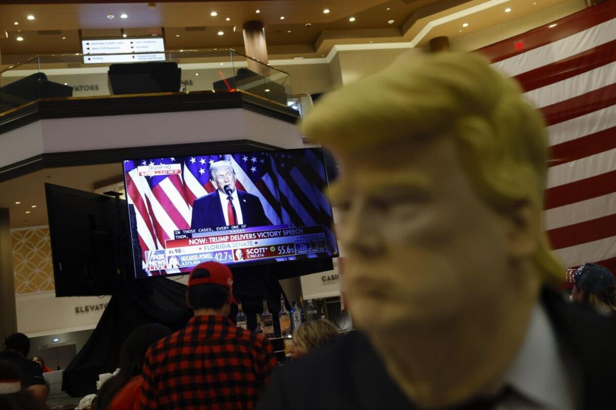 People wait for results of US 2024 presidential elections in Nevada  / CAROLINE BREHMAN