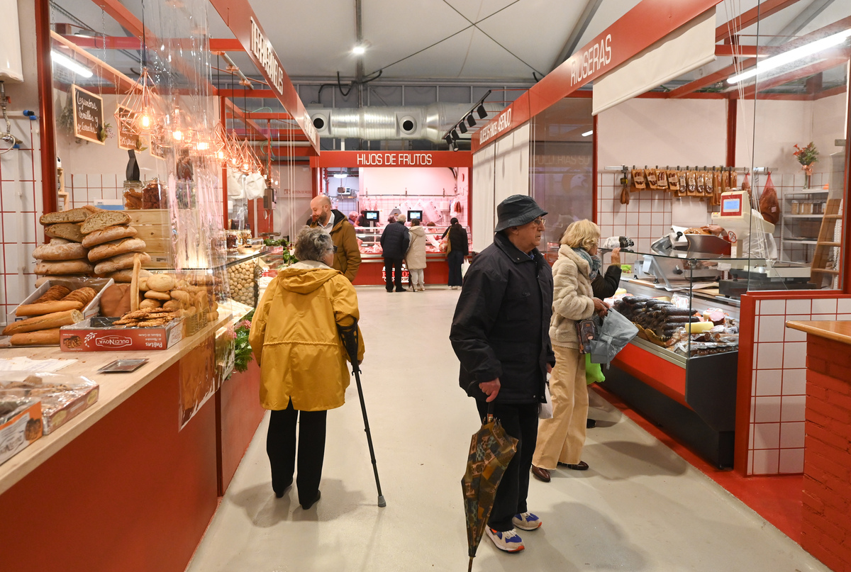 Inauguración del Mercado Norte provisional en la plaza España.   / RICARDO ORDÓÑEZ (ICAL)