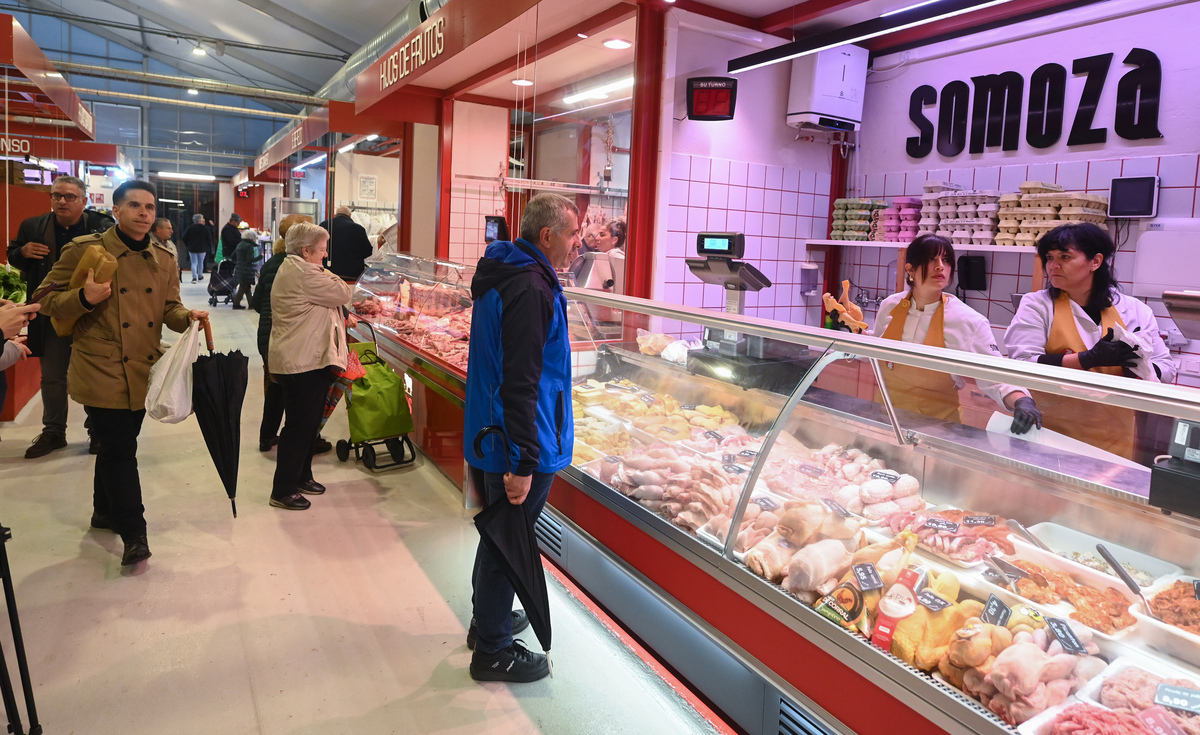 Inauguración del Mercado Norte provisional en la plaza España.   / RICARDO ORDÓÑEZ (ICAL)