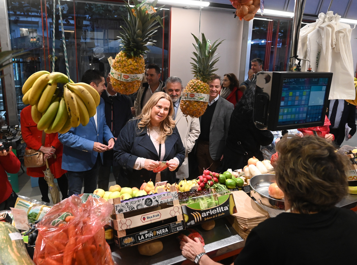 Inauguración del Mercado Norte provisional en la plaza España.   / RICARDO ORDÓÑEZ (ICAL)