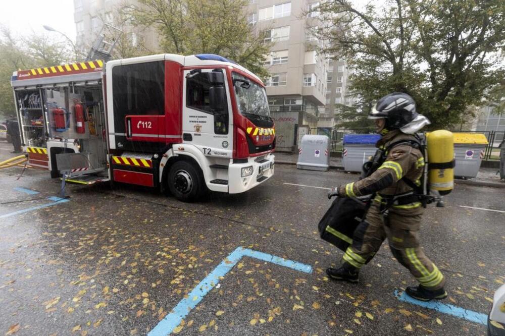 Los bomberos han vuelto este jueves a la calle Soria por un incendio, esta vez en un centro de belleza frente a la Bolera. 