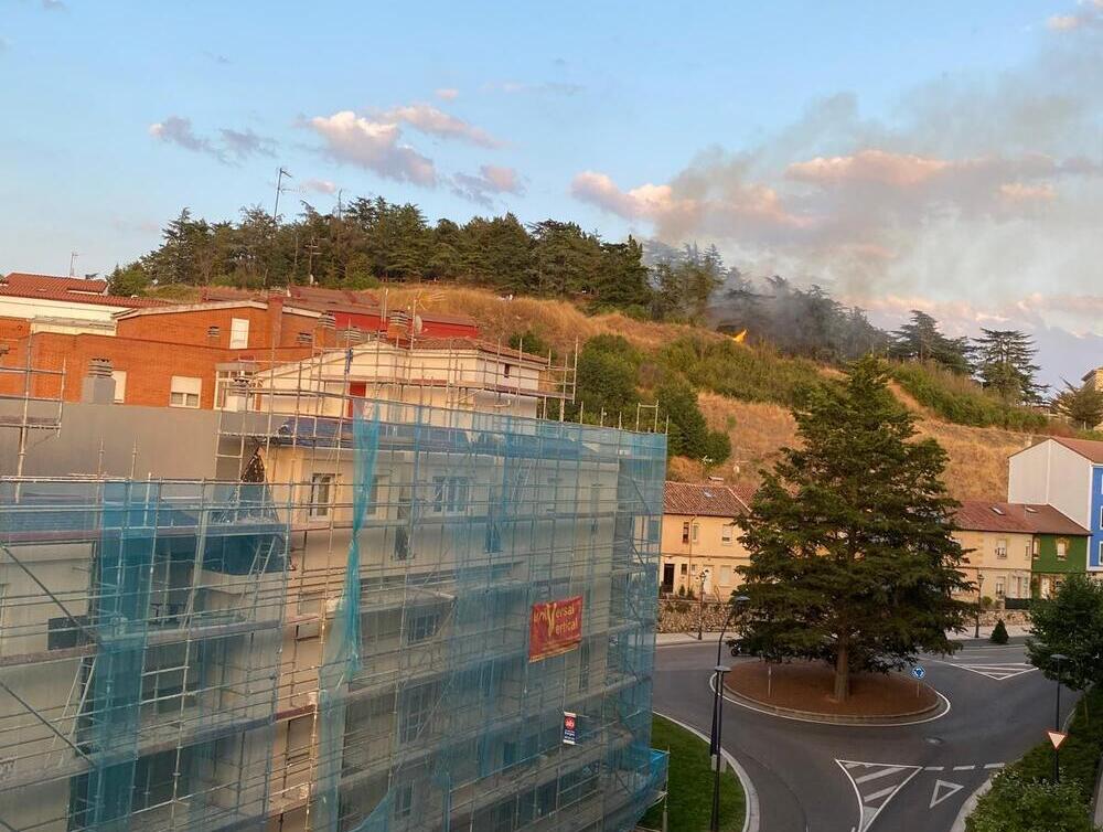 Los Bomberos trabajan para sofocar un incendio en el Castillo de Burgos.