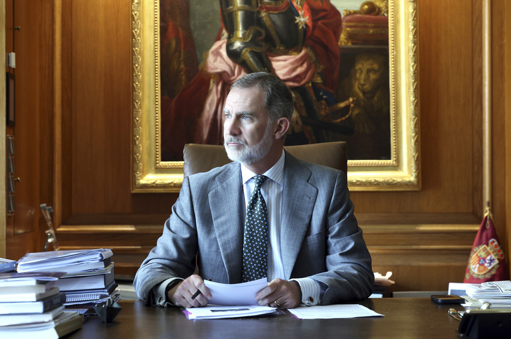 La Casa del Rey ha distribuido este sábado una galería de fotografías nuevas de Felipe VI en su despacho del Palacio de la Zarzuela