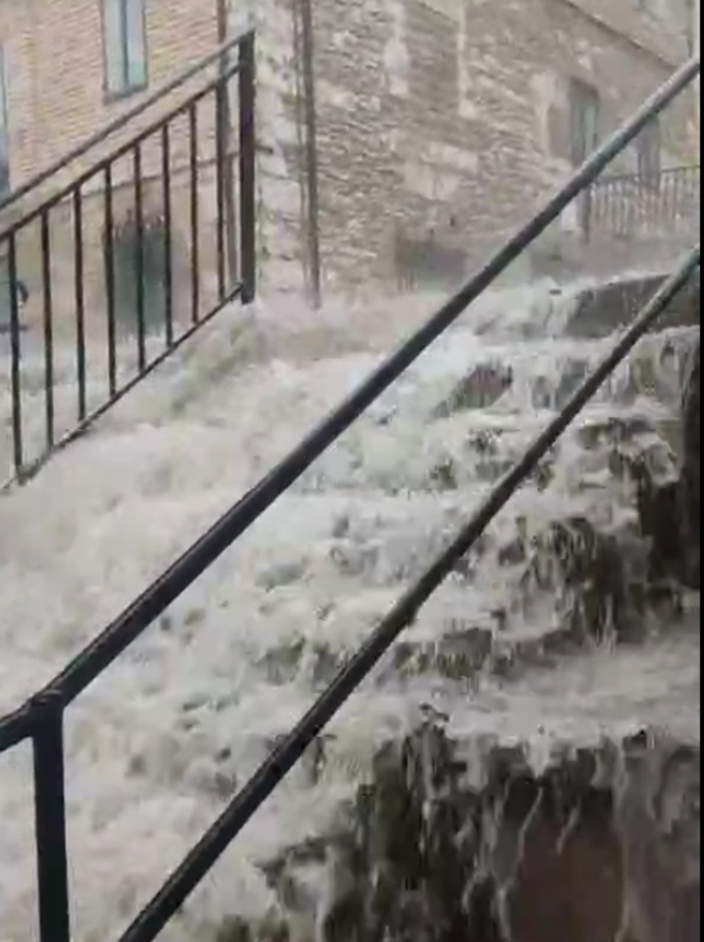 Una tromba de agua anega las calles de Cerezo de Río Tirón
