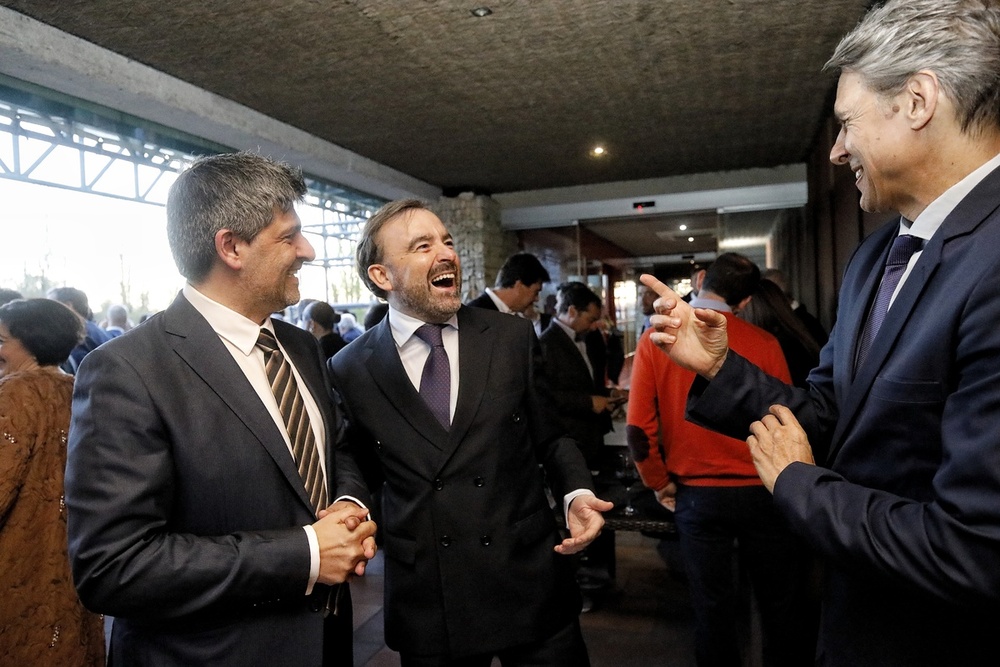 Charla distendida entre Marcelo Figoli, Julián Alonso -presidentes del Burgos CF y de la Fundación BCF, respectivamente- y Alejandro Grandinetti.