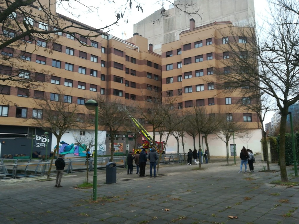 Los Bomberos de Burgos trabajan en un piso del número 8, junto al edificio de Telefónica.