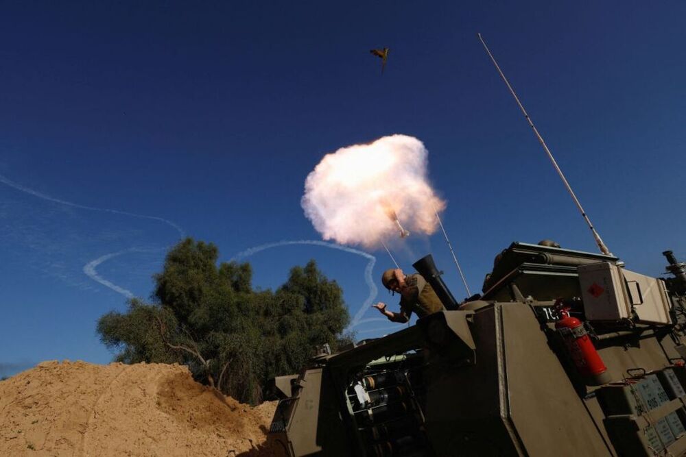 Un soldado israelí reacciona mientras dispara un mortero durante el conflicto entre Israel y Hamás