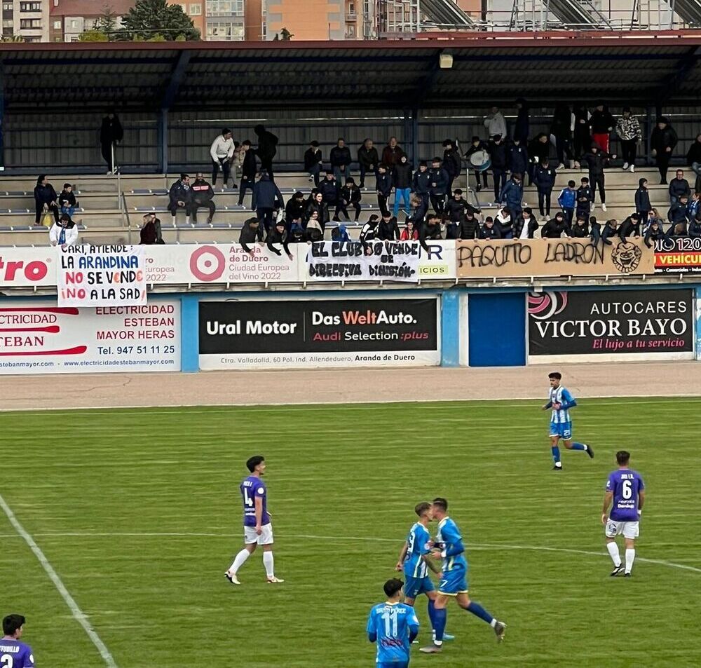 Protesta contra la directiva de la Arandina durante el partido ante el Palencia Cristo Atlético.