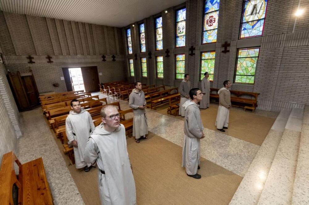 Frente al altar de su iglesia, los Verbum Spei cantan el Aleluya. 