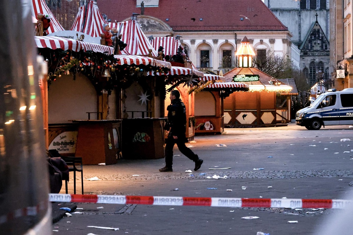 At least two dead and scores injured following vehicle-ramming attack on Christmas market  / FILIP SINGER (EFE)