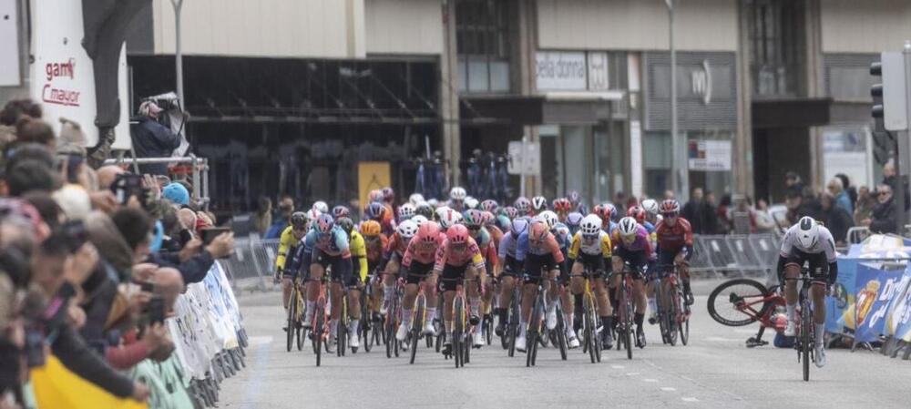 La italiana Elisa Balsamo acabó en el hospital tras una grave caída en el esprint en la avenida Reyes Católicos en la primera etapa de la Vuelta a Burgos Femenina.