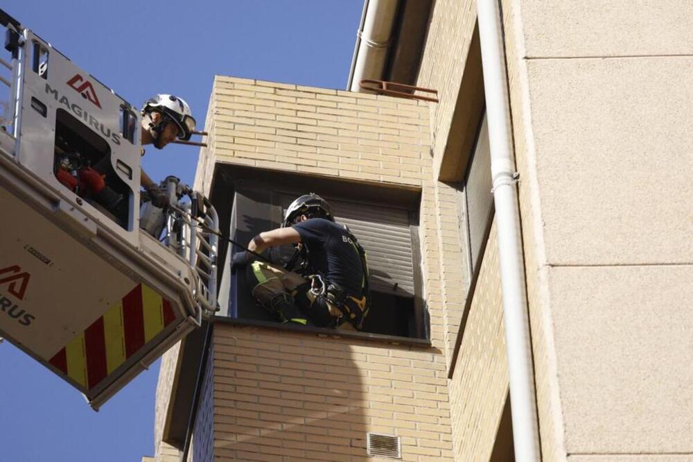 Los agentes han accedido a la vivienda a través de la ventana. 