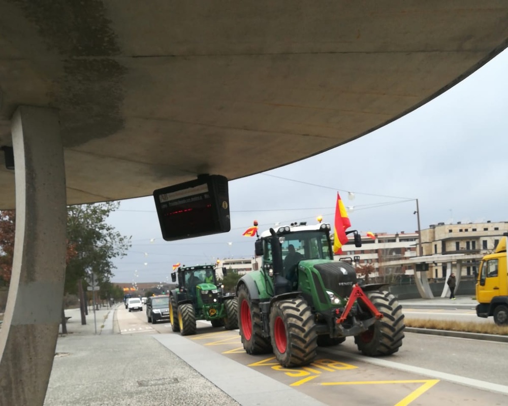 Tractores por el bulevar, en dirección a la salida sur de Burgos.  / L.M.