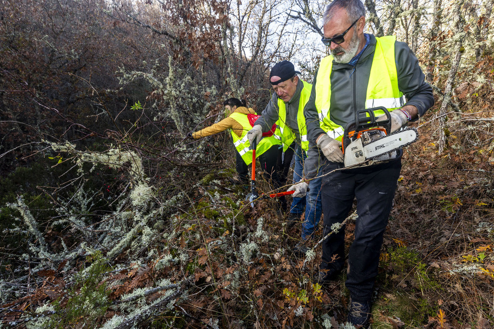 Los voluntarios desbrozaron los primeros kilómetros del camino