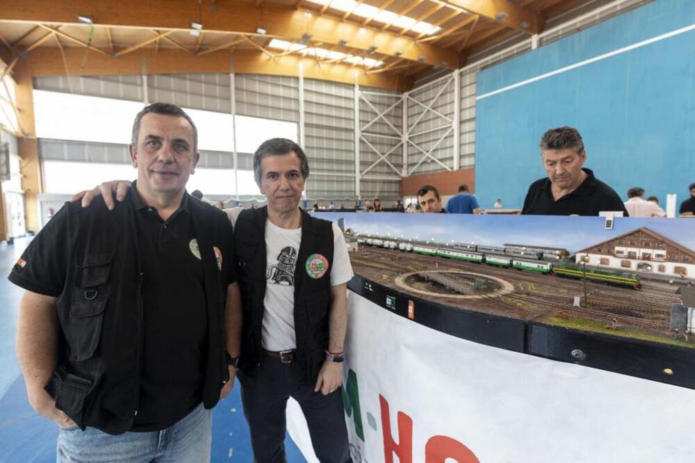 Emilio Sarabia, organizador del encuentro (d), junto a José Luis Lobato, autor de la maqueta que tienen detrás y que recrea la estación real de Orduña. 