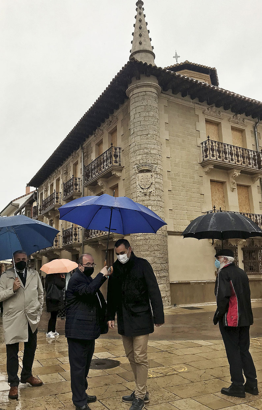El ministro Miquel Iceta (centro) visitó la Casa Salamanca en abril de 2022.