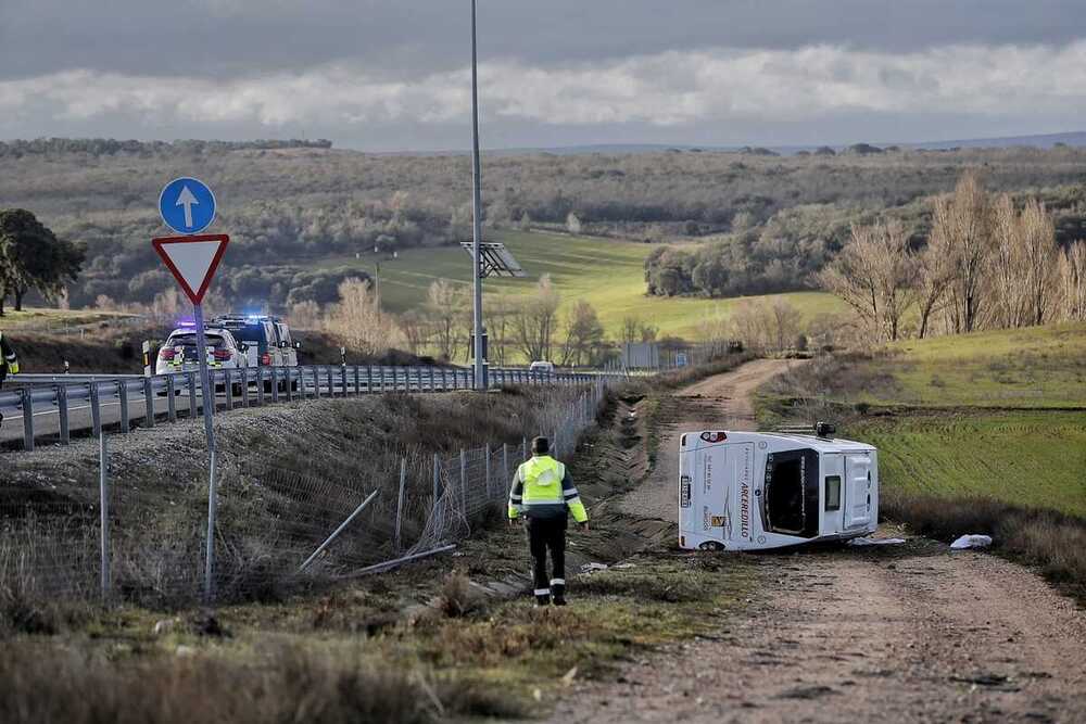 Imagen del minibús volcado en la margen derecha de la autovía.