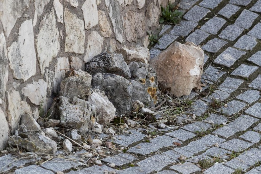 Las piedras han caído junto a las casas situadas al lado del arco de San Martín.