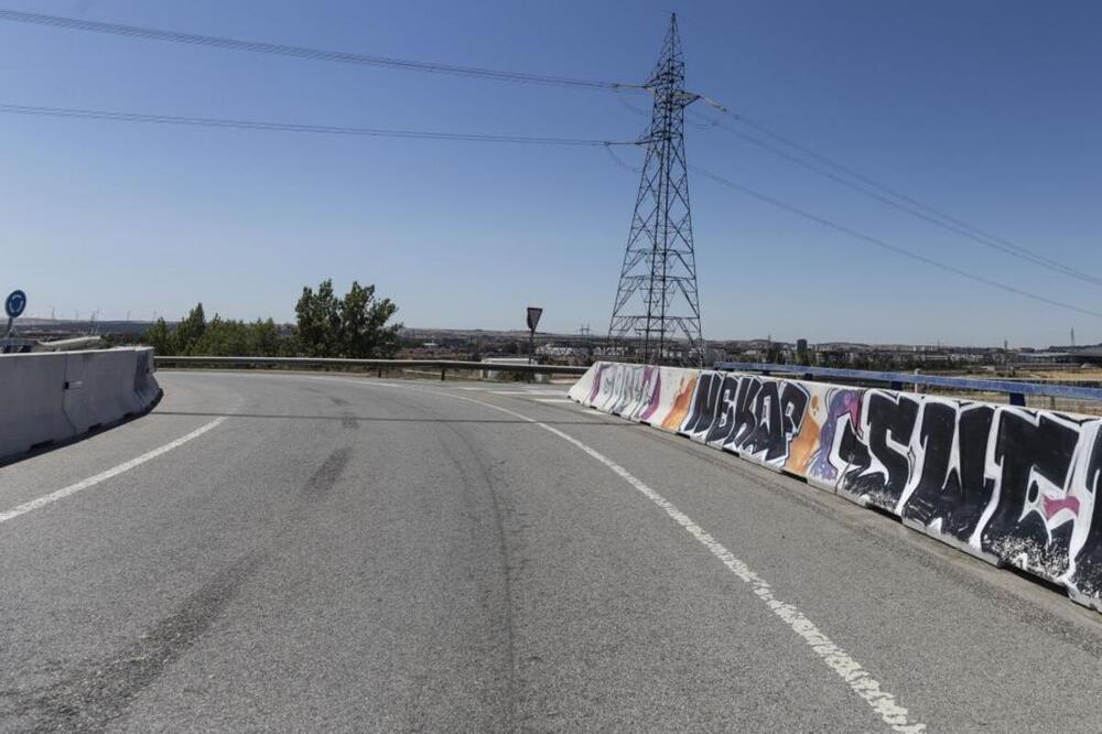 Un solo carril en uno de los accesos y salidas clave de la trama urbana.