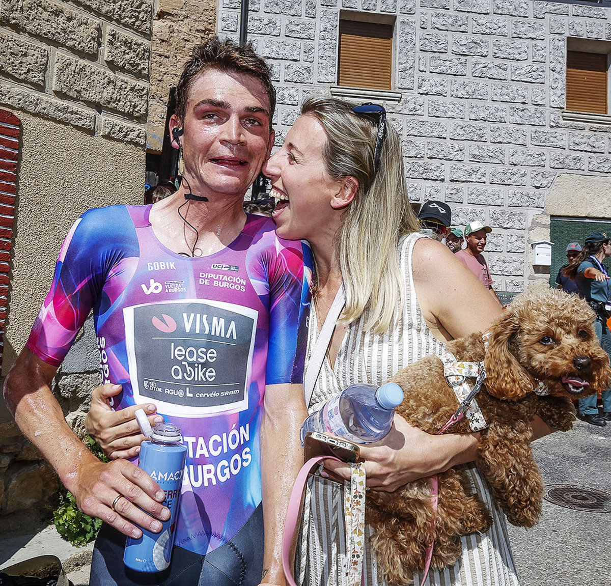 Sepp Kuss es felicitado por su esposa después de salvar el maillot morado en la crono.   / ALBERTO RODRIGO